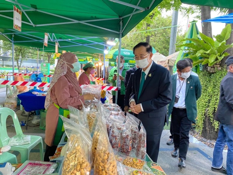 รมว.คลังเยี่ยมชมตลาดนัดของดีวิถีชุมชน ธ.ก.ส.