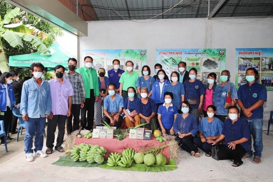 รมว.คลังเยี่ยมชมลูกค้าวิสาหกิจชุมชนบ้านนาเจริญ จ.อุบลราชธานี