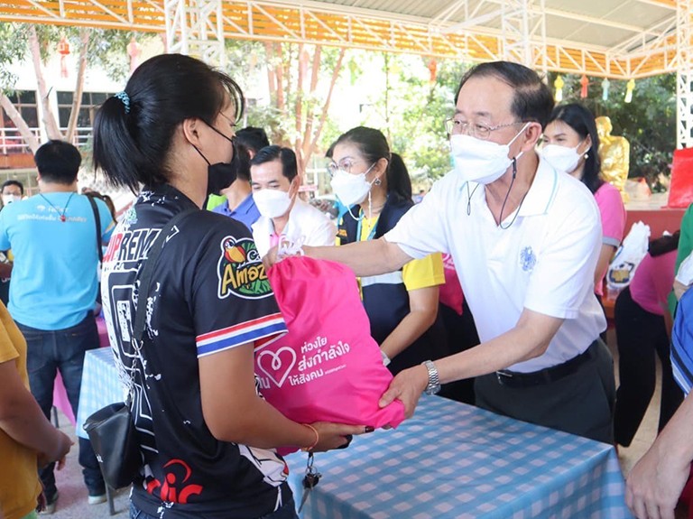 รมว.คลัง ลงพื้นที่ตรวจเยี่ยมและมอบถุงยังชีพช่วยเหลือผู้ประสบอุทกภัยในพื้นที่ จ.อุบลฯ และจ.ศรีสะเกษ