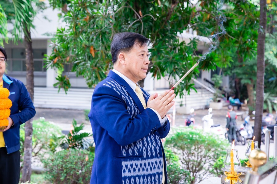 The Vice Minister of Finance pays respects to sacred shrines at the Ministry of Finance