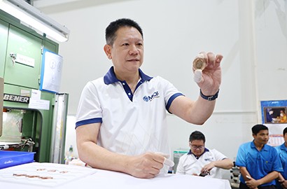 ปลัดกระทรวงการคลัง ปั๊มเหรียญพระคลังในพระคลังมหาสมบัติเป็นปฐมฤกษ์